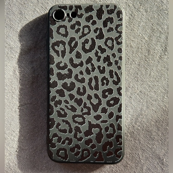 Black Cheetah iPhone 7/8/SE case - Picture 1 of 4